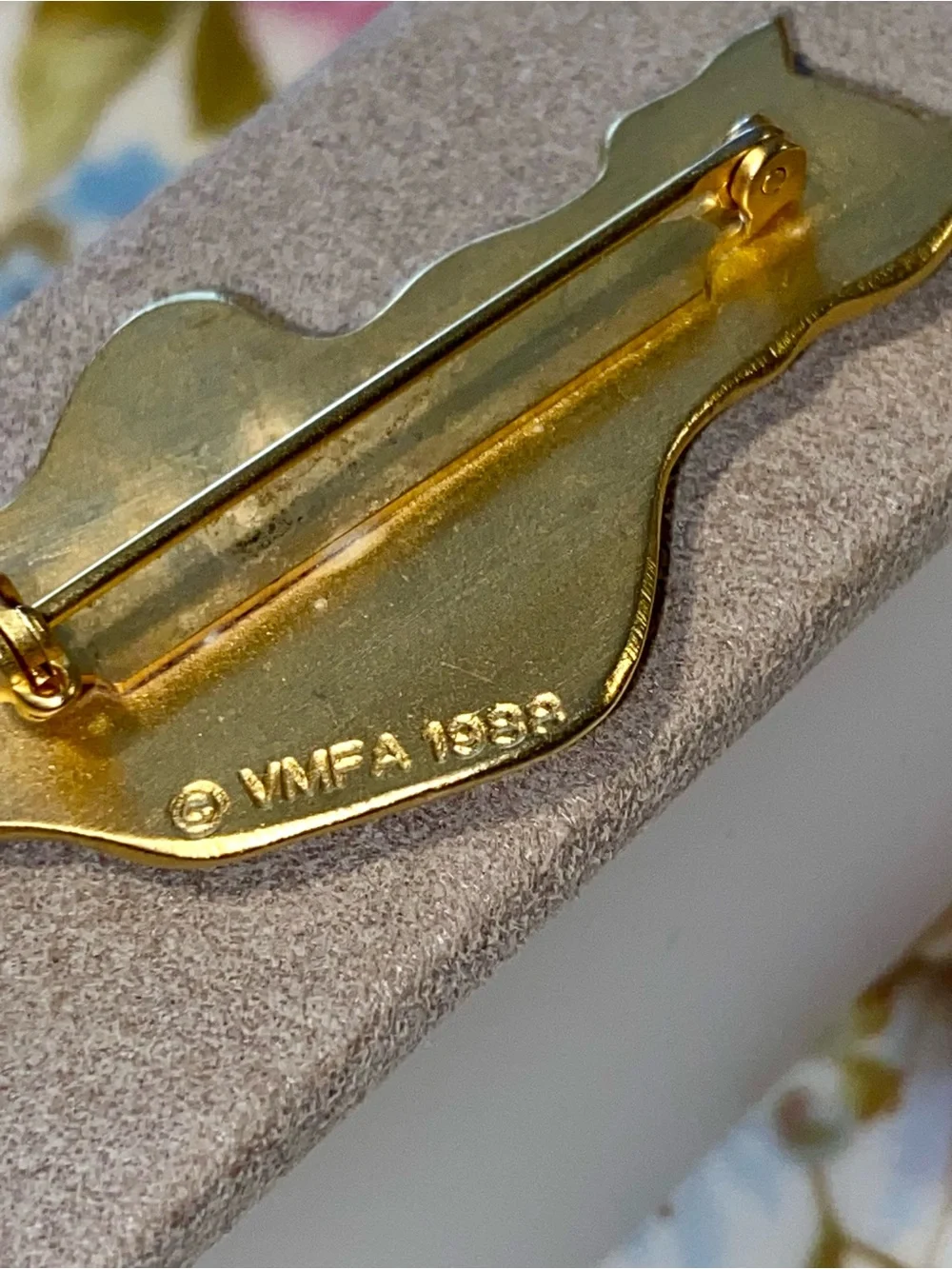 1988 Gold Cat Figurine Decorative Pin